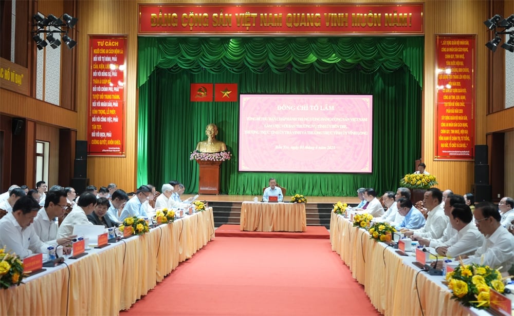 Đoàn công tác của Tổng Bí thư Tô Lâm làm việc với 3 tỉnh Bến Tre, Vĩnh Long, Trà Vinh vào sáng 3/6. Ảnh: Phương Thảo. Đoàn công tác của Tổng Bí thư Tô Lâm làm việc với 3 tỉnh Bến Tre, Vĩnh Long, Trà Vinh vào sáng 3/6. Ảnh: Phương Thảo.
