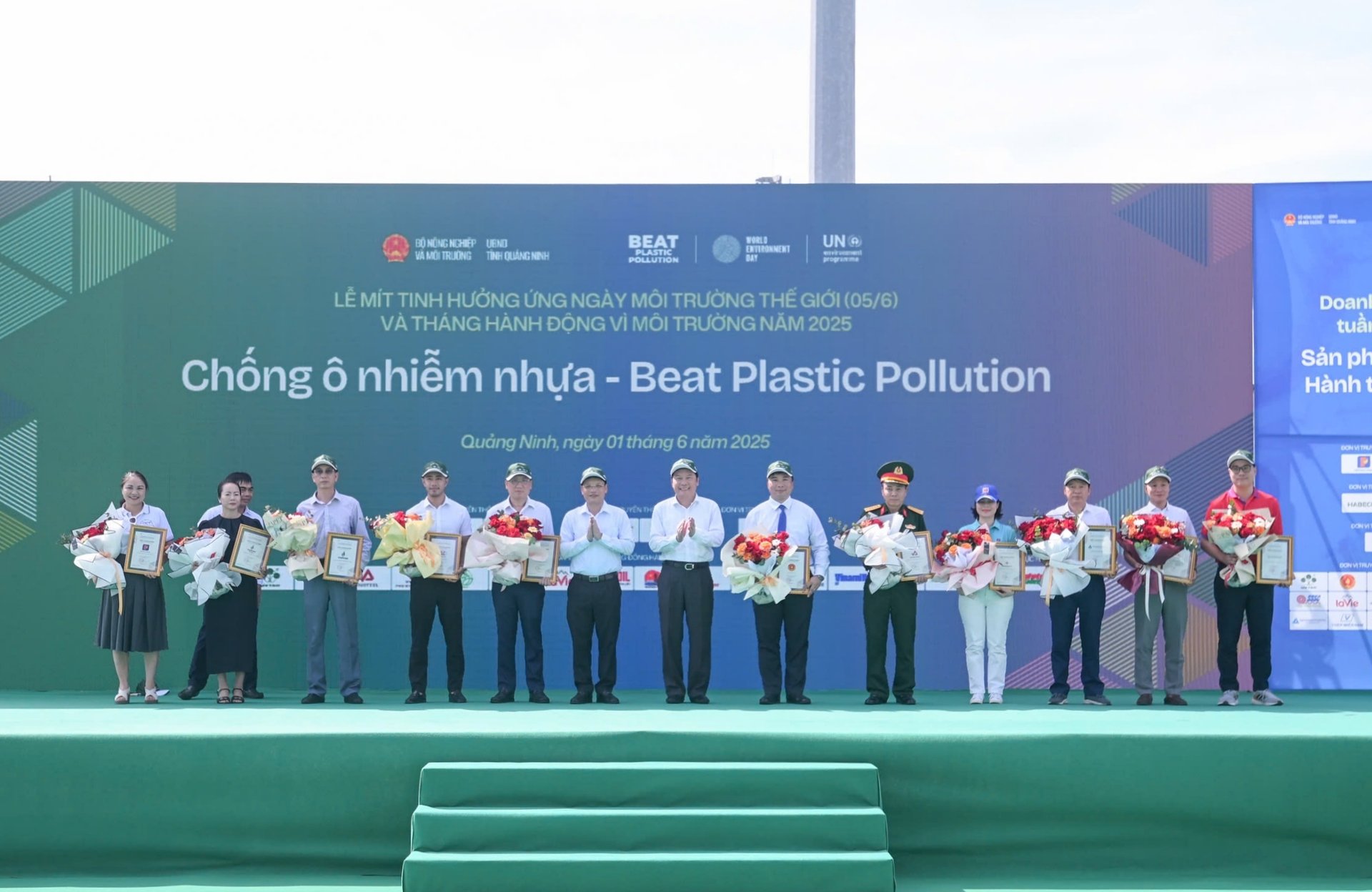 Lãnh đạo Petrovietnam (người thứ 2 từ bên phải) lên nhận hoa và giấy chứng nhận đơn vị truyền thông đồng hành cùng Lễ Mít tinh. Ảnh: Tùng Đinh. Lãnh đạo Petrovietnam (người thứ 2 từ bên phải) lên nhận hoa và giấy chứng nhận đơn vị truyền thông đồng hành cùng Lễ Mít tinh. Ảnh: Tùng Đinh.