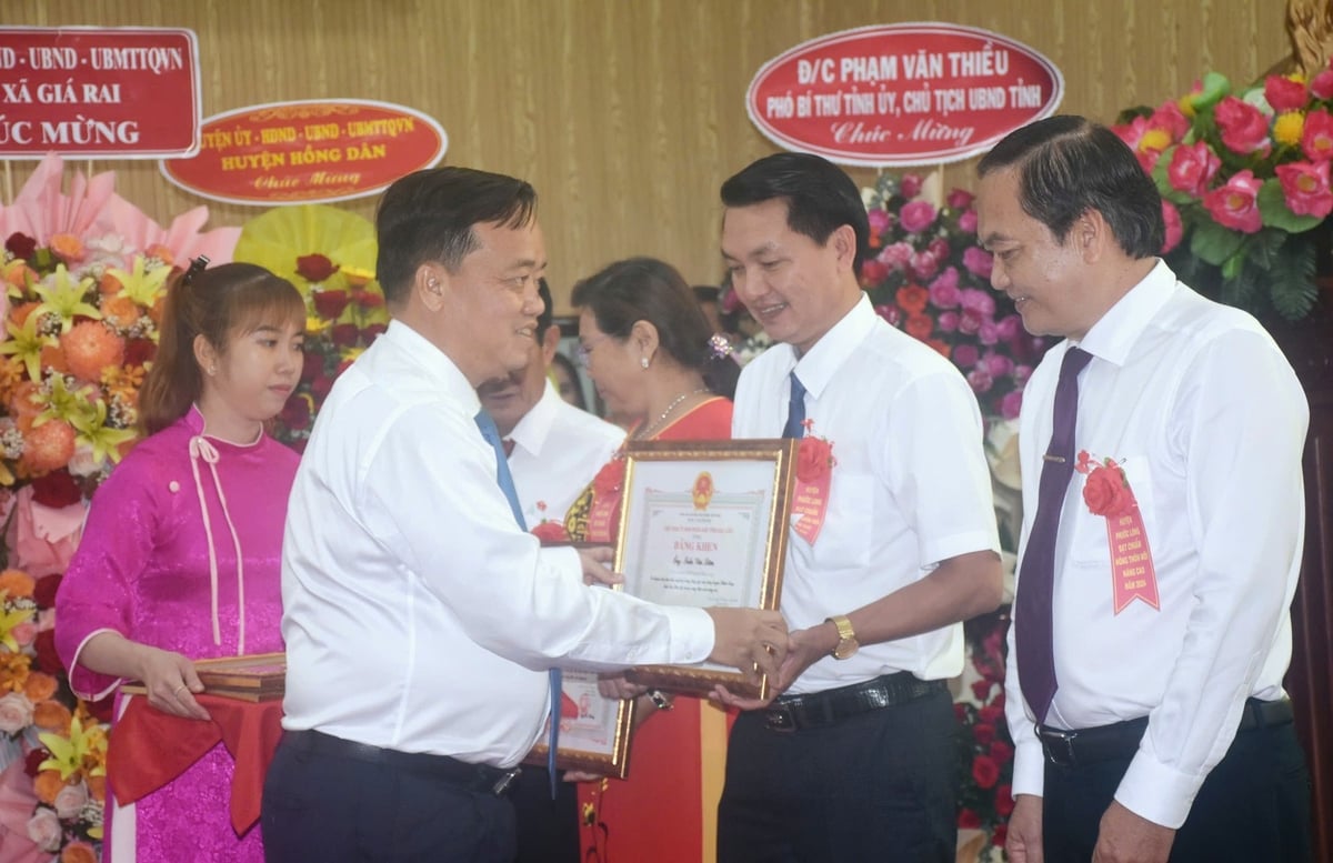 Ông Huỳnh Quốc Việt, Phó bí thư Thường trực Tỉnh uỷ trao bằng khen cho các cá nhân có thành tích xuất sắc trong phong trào xây dựng huyện Phước Long trở thành huyện NTM nâng cao. Ảnh: Trọng Linh.