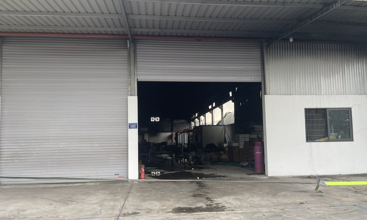 Đám cháy từ Công ty TNHH Phát triển công nghệ Hua Hong Việt Nam gây thiệt hại cho nhiều công ty và một nhà dân xung quanh. Ảnh: Kiên Cường. 