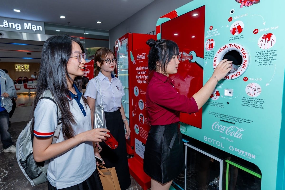 Sinh viên các trường đại học đã cùng chung tay thu gom, hình thành thói quen mới khi tiêu thụ các sản phẩm nước giải khát. Ảnh: Coca-Cola Việt Nam. Sinh viên các trường đại học đã cùng chung tay thu gom, hình thành thói quen mới khi tiêu thụ các sản phẩm nước giải khát. Ảnh: Coca-Cola Việt Nam.