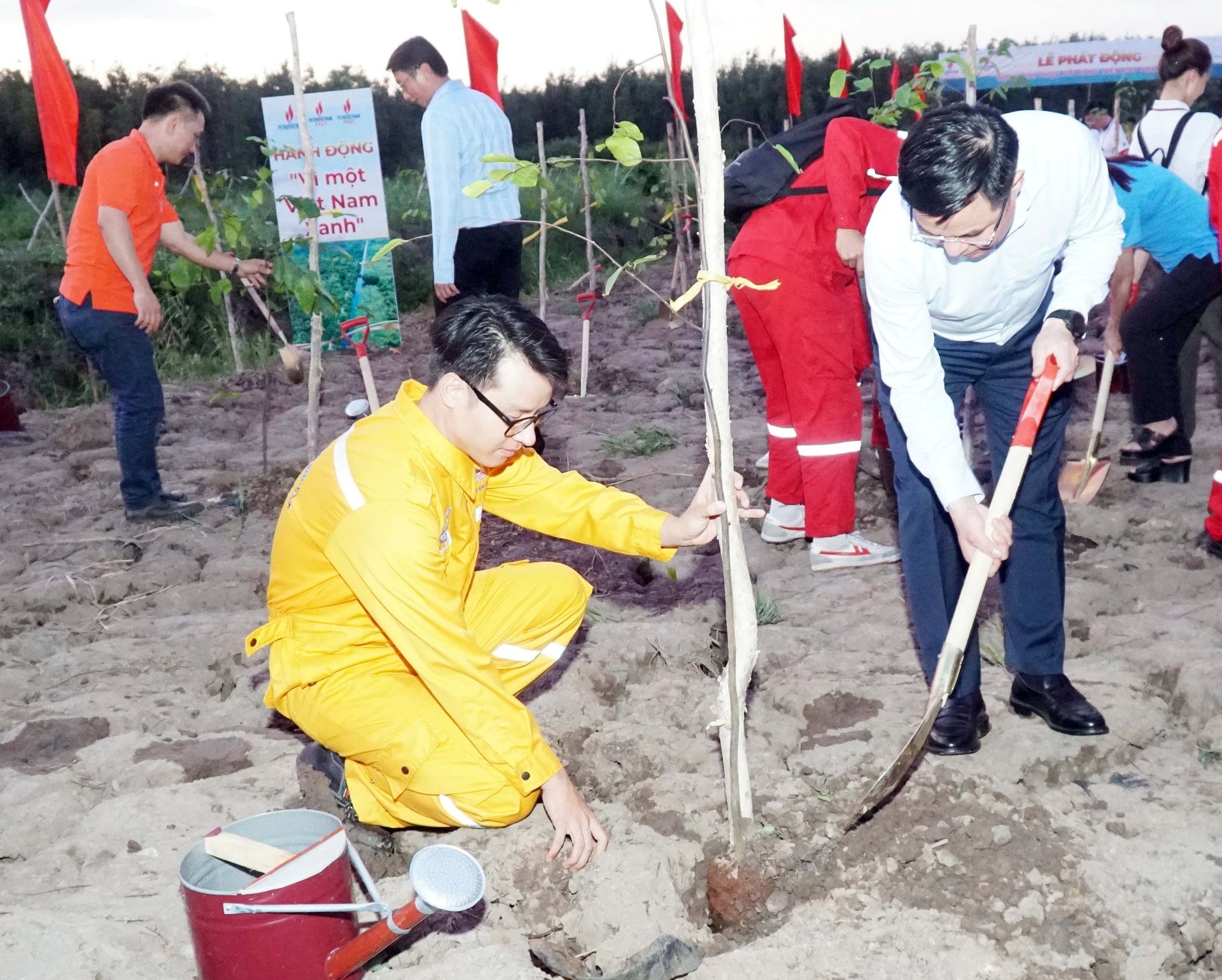 Lãnh đạo Petrovietnam cùng cán bộ nhân viên Tập đoàn tham gia trồng cây tại Lễ phát động trồng cây phục hồi rừng trên đất ngập nước tại Cà Mau. Ảnh: PV. Lãnh đạo Petrovietnam cùng cán bộ nhân viên Tập đoàn tham gia trồng cây tại Lễ phát động trồng cây phục hồi rừng trên đất ngập nước tại Cà Mau. Ảnh: PV.