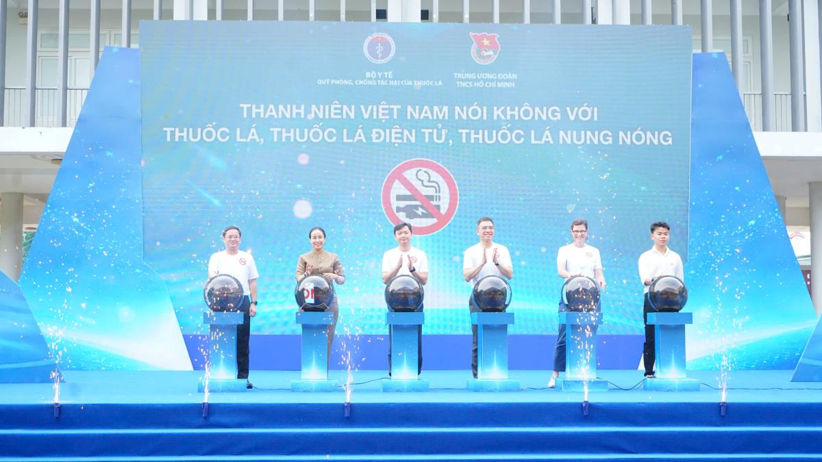 Lãnh đạo Trung ương Đoàn, đại diện WHO và lãnh đạo Đà Nẵng, cùng các bạn trẻ khởi động chiến dịch truyền thông phòng, chống tác hại của thuốc lá. Ảnh: Báo Công an Đà Nẵng. Lãnh đạo Trung ương Đoàn, đại diện WHO và lãnh đạo Đà Nẵng, cùng các bạn trẻ khởi động chiến dịch truyền thông phòng, chống tác hại của thuốc lá. Ảnh: Báo Công an Đà Nẵng.