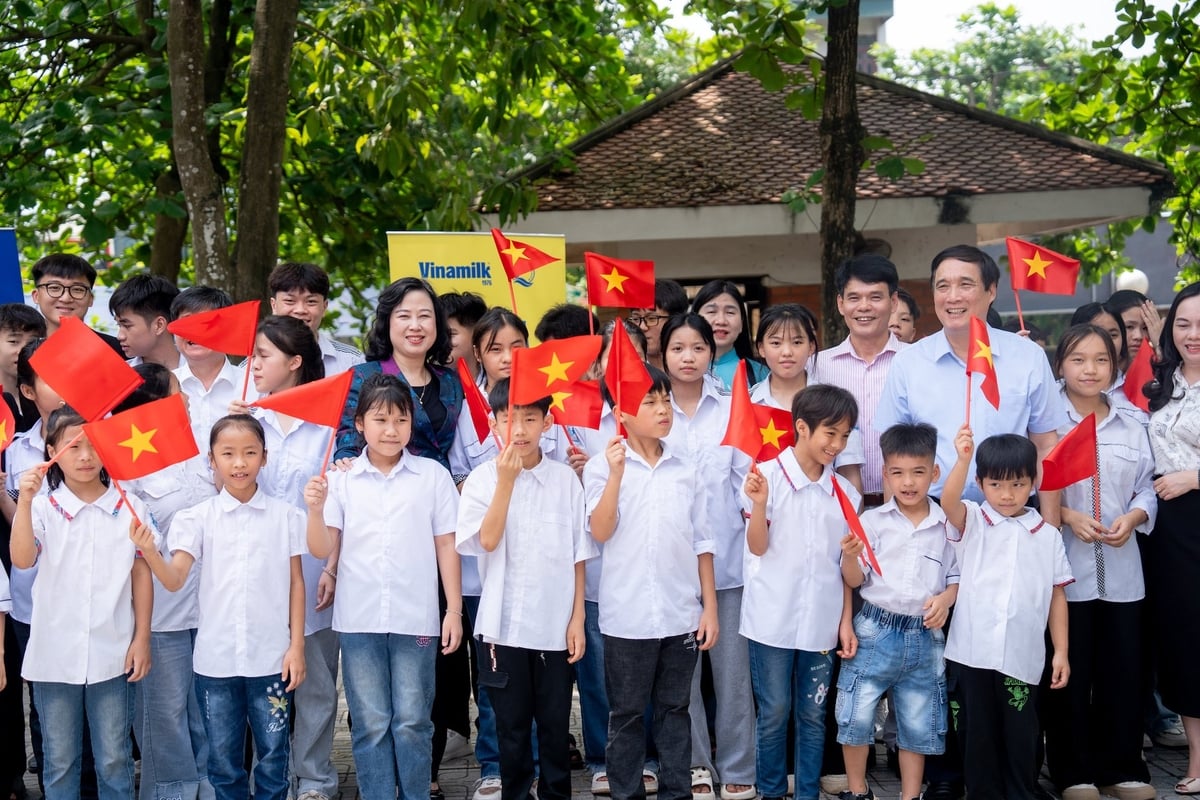 Đoàn công tác tới thăm hỏi và trao quà cho các 'mẹ' và hơn 100 trẻ em mồ côi, có hoàn cảnh đặc biệt khó khăn tại Làng Trẻ em SOS Việt Trì. Ảnh: Viên An.