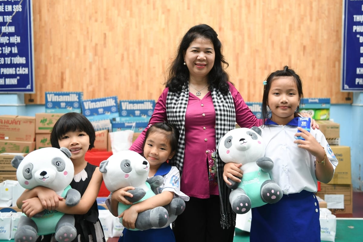Bà Lê Tuyết Mai - Phó Chủ tịch Hội Bảo vệ Quyền Trẻ em Việt Nam – cùng các em tại Làng Trẻ em SOS Bến Tre. Ảnh: Viên An.