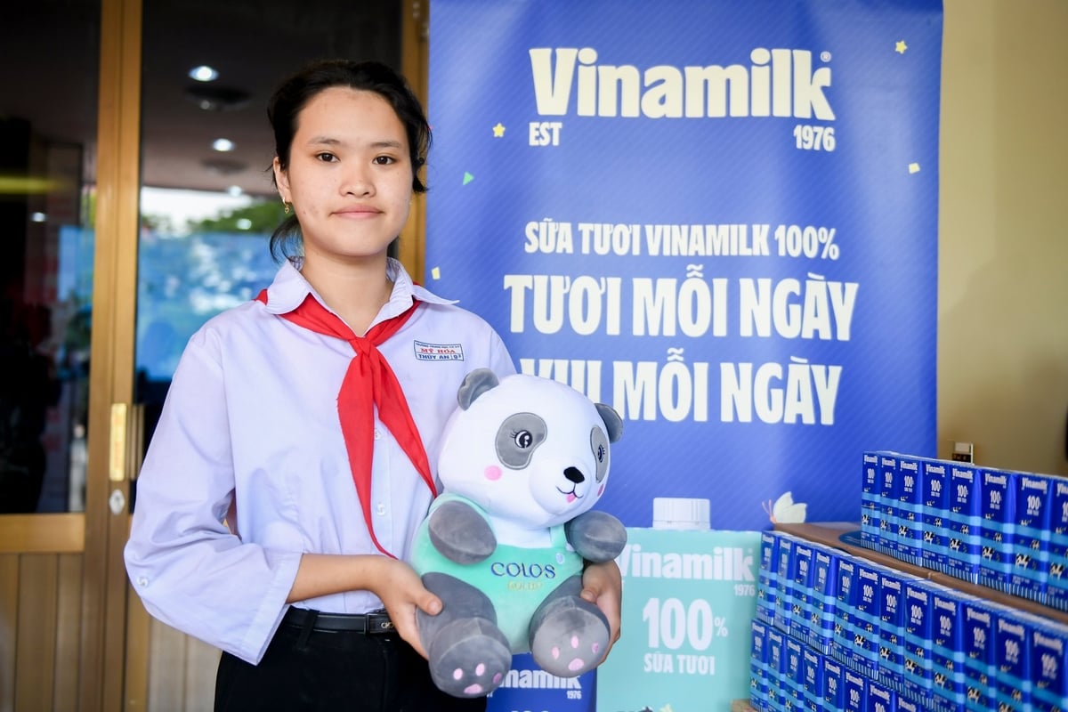 Em Đặng Lữ Thúy An – Học sinh lớp 9 Trường THCS Mỹ Hóa – Chia sẻ cảm nghĩ tại chương trình 'Thắp sáng những ước mơ'. Ảnh: Viên An.