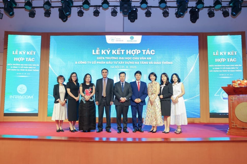 Hai bên chụp ảnh lưu niệm trong buổi lễ. Ảnh: Xuân Cường. Hai bên chụp ảnh lưu niệm trong buổi lễ. Ảnh: Xuân Cường.