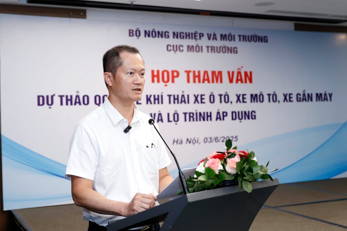 Ông Lê Hoài Nam, Phó Cục trưởng Cục Môi trường (Bộ Nông nghiệp và Môi trường) phát biểu tại cuộc họp tham vấn dự thảo QCVN về khí thải xe ô tô, xe mô tô, xe gắn máy và lộ trình áp dụng sáng ngày 3/6. Ảnh: Khương Trung.