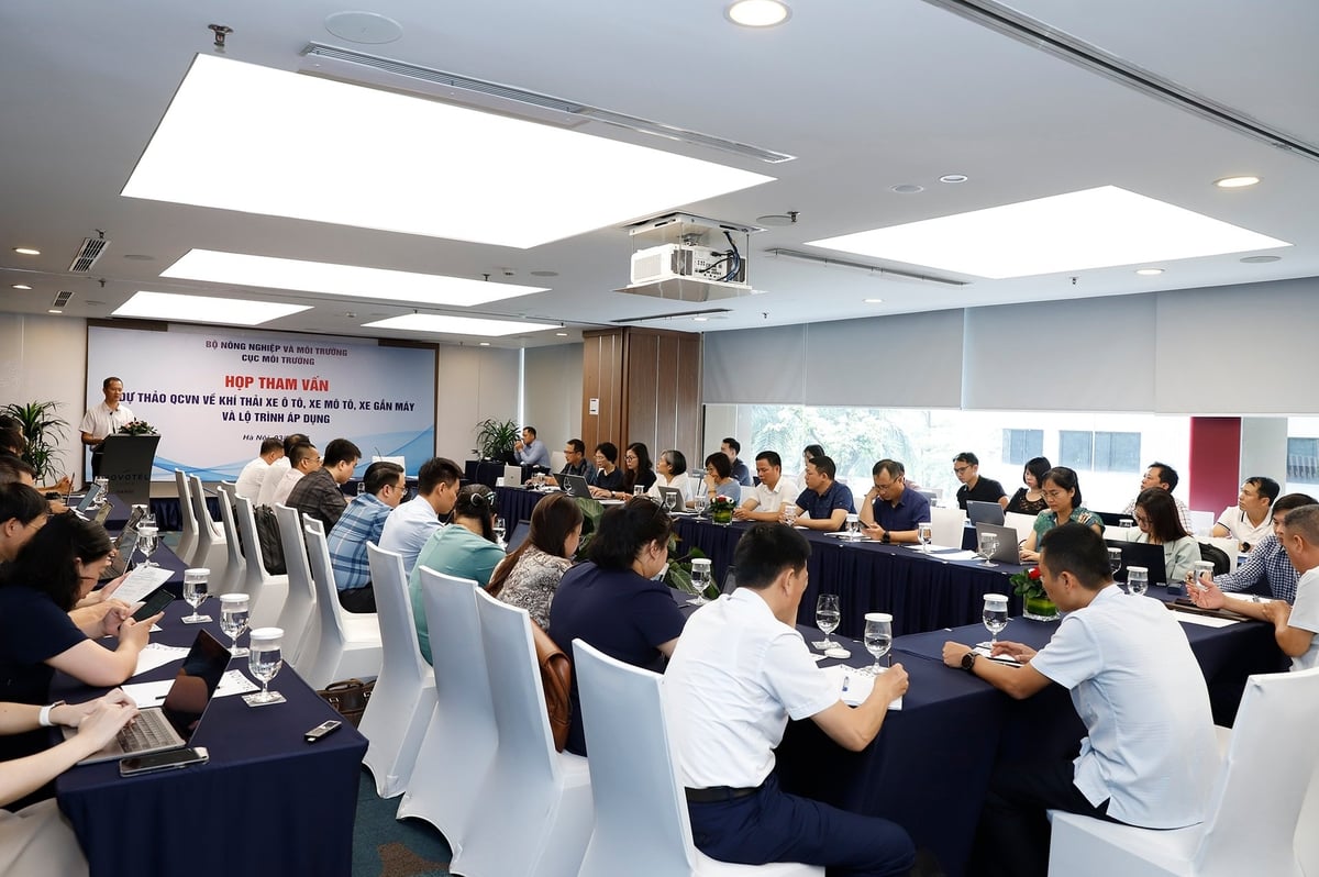 Toàn cảnh cuộc họp tham vấn dự thảo QCVN về khí thải xe ô tô, xe mô tô, xe gắn máy và lộ trình áp dụng sáng ngày 3/6. Ảnh: Khương Trung.