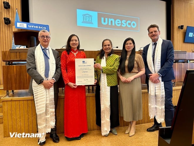 Đại điện Phái đoàn thường trực Việt Nam bên cạnh UNESCO chụp ảnh lưu niệm với lãnh đạo UNESCO trong buổi Lễ trao Bằng công nhận trao Công viên địa chất Lạng Sơn của Việt Nam là Công viên địa chất toàn cầu UNESCO. Ảnh: Vietnam+. Đại điện Phái đoàn thường trực Việt Nam bên cạnh UNESCO chụp ảnh lưu niệm với lãnh đạo UNESCO trong buổi Lễ trao Bằng công nhận trao Công viên địa chất Lạng Sơn của Việt Nam là Công viên địa chất toàn cầu UNESCO. Ảnh: Vietnam+.