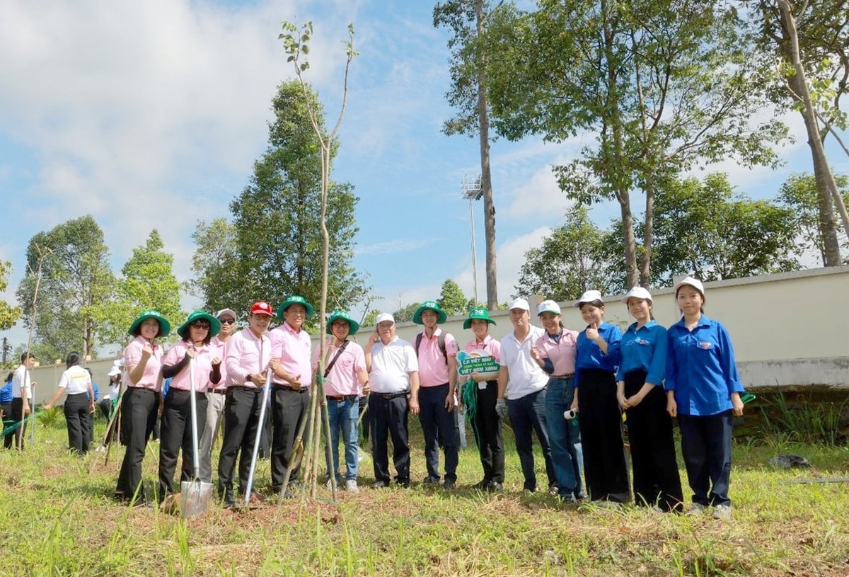 Các tình nguyện viên C.P. Việt Nam và người dân địa phương cùng tham gia trồng cây xanh. Ảnh: C.P. Việt Nam. Các tình nguyện viên C.P. Việt Nam và người dân địa phương cùng tham gia trồng cây xanh. Ảnh: C.P. Việt Nam.
