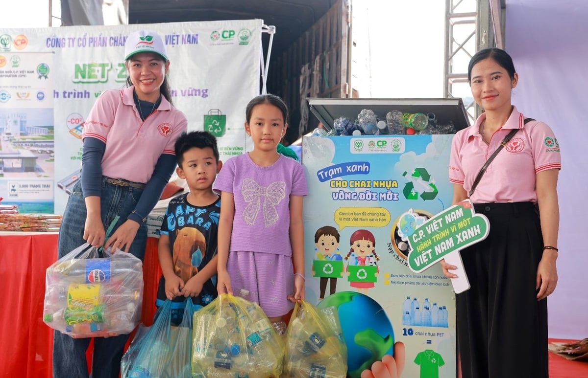Học sinh mang rác thải nhựa đến đổi lấy các phần quà hữu ích. Ảnh: C.P. Việt Nam. Học sinh mang rác thải nhựa đến đổi lấy các phần quà hữu ích. Ảnh: C.P. Việt Nam.