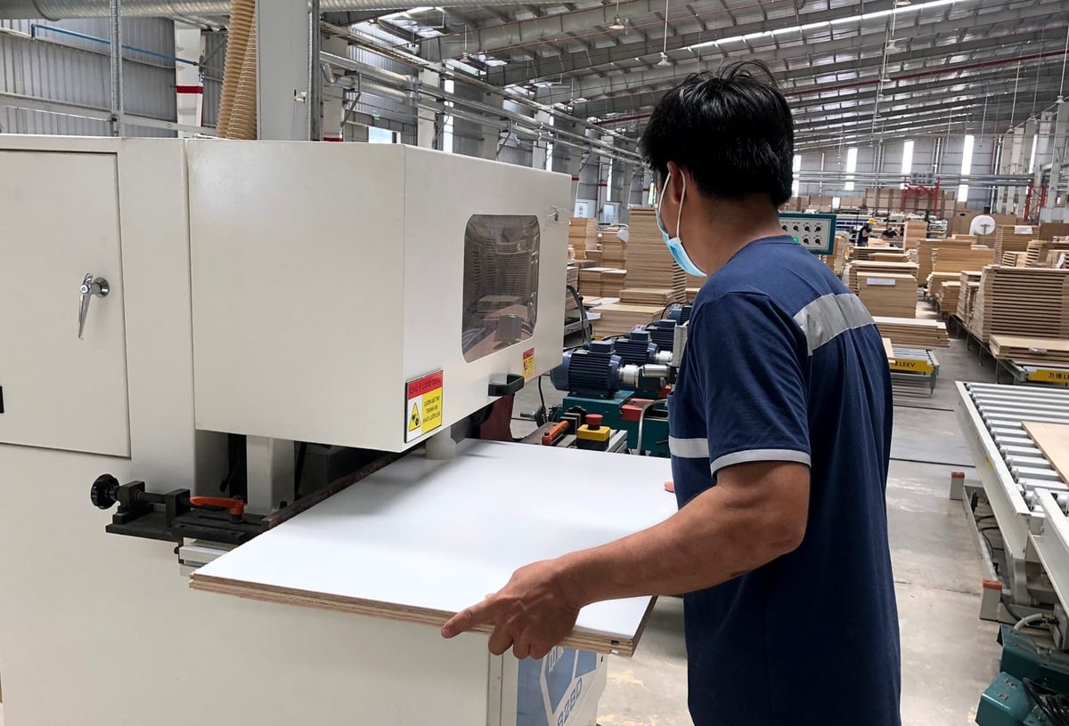 Sản xuất sản phẩm gỗ xuất khẩu tại một nhà máy ở Bình Dương. Ảnh: Sơn Trang. Sản xuất sản phẩm gỗ xuất khẩu tại một nhà máy ở Bình Dương. Ảnh: Sơn Trang.