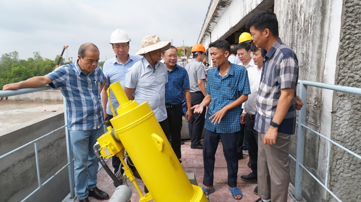 Cục Quản lý và Xây dựng công trình thủy lợi kiểm tra tiến độ nâng cấp, sửa chữa tràn xã lũ hồ Dầu Tiếng. Ảnh: Trần Trung. Cục Quản lý và Xây dựng công trình thủy lợi kiểm tra tiến độ nâng cấp, sửa chữa tràn xã lũ hồ Dầu Tiếng. Ảnh: Trần Trung.