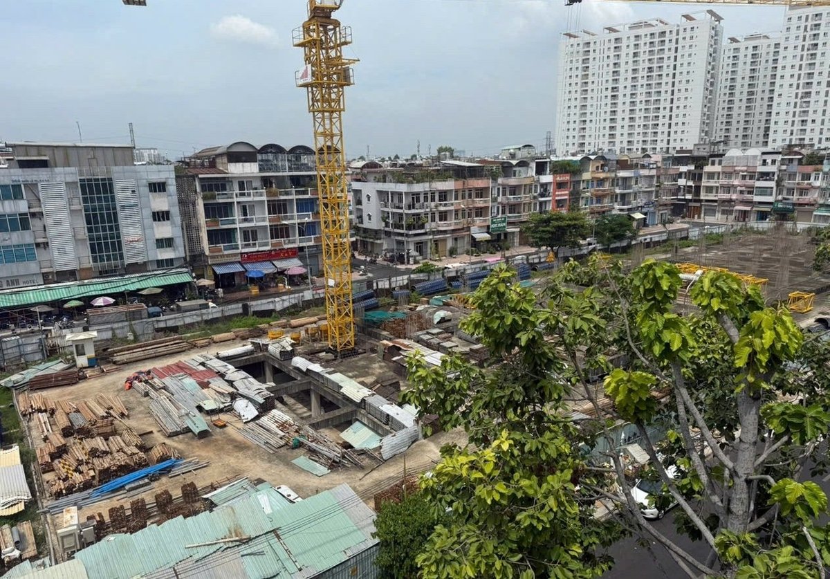 Dự án Khu thương mại dịch vụ - căn hộ Bình Đăng phải tạm dừng 6 năm do vướng mắc thủ tục hành chính. Ảnh: Hồng Thủy.