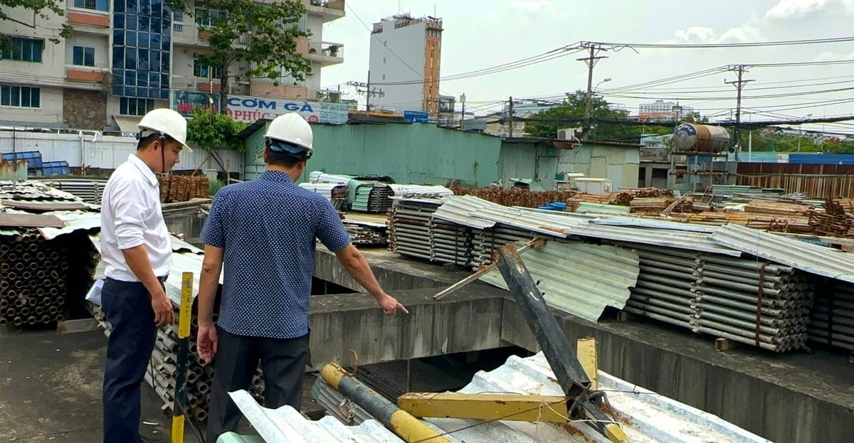 Phải tạm dừng quá lâu do vướng mắc thủ tục, bê tông phần sàn tầng hầm và nhiều loại vật liệu đã nhuốm màu thời gian. Ảnh: HT.