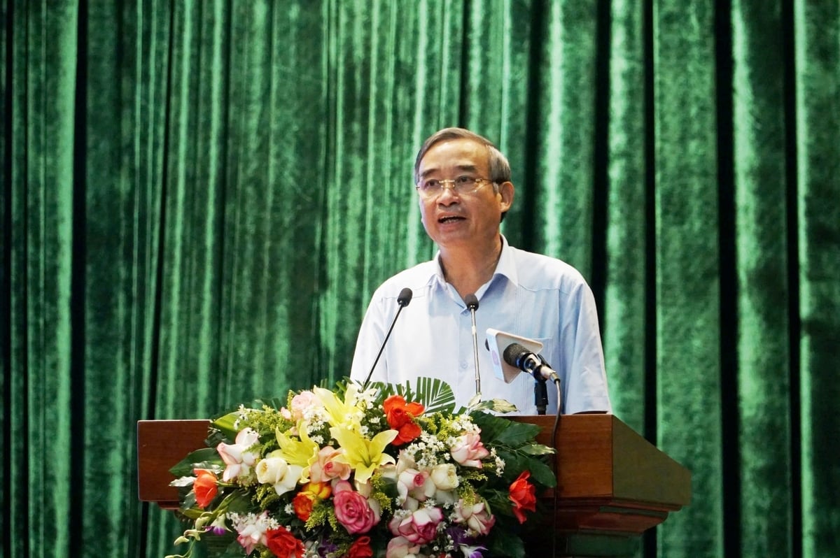 Ông Lê Trung Chinh, Chủ tịch UBND TP Đà Nẵng yêu cầu hệ thống chính trị tiếp tục thực hiện hiệu quả chương trình giảm nghèo, ưu tiên những người yếu thế. Ảnh: Lan Anh Ông Lê Trung Chinh, Chủ tịch UBND TP Đà Nẵng yêu cầu hệ thống chính trị tiếp tục thực hiện hiệu quả chương trình giảm nghèo, ưu tiên những người yếu thế. Ảnh: Lan Anh