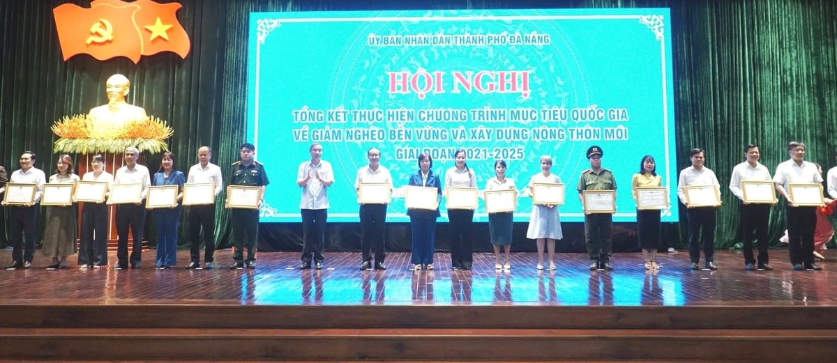 Khen thưởng các tập thể có thành tích xuất sắc trong phong trào 'Thành phố Đà Nẵng chung sức xây dựng nông thôn mới'. Ảnh: Lan Anh Khen thưởng các tập thể có thành tích xuất sắc trong phong trào 'Thành phố Đà Nẵng chung sức xây dựng nông thôn mới'. Ảnh: Lan Anh