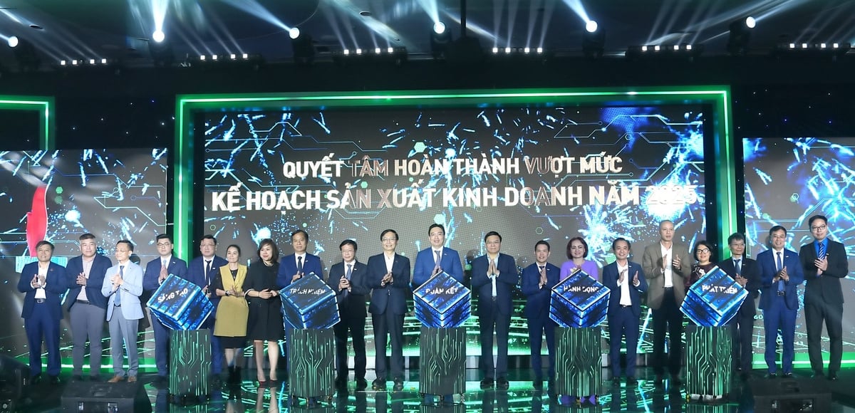 Tập thể Lãnh đạo PV GAS quyết tâm hoàn thành vượt mức kế hoạch SXKD. Ảnh: PV GAS.