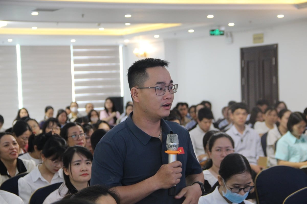 Đại diện Công ty Thép Việt Ý tại Hải Phòng đặt câu hỏi cho các chuyên gia về các vấn đề liên quan mà đơn vị đang vướng mắc. Ảnh: Đinh Mười.