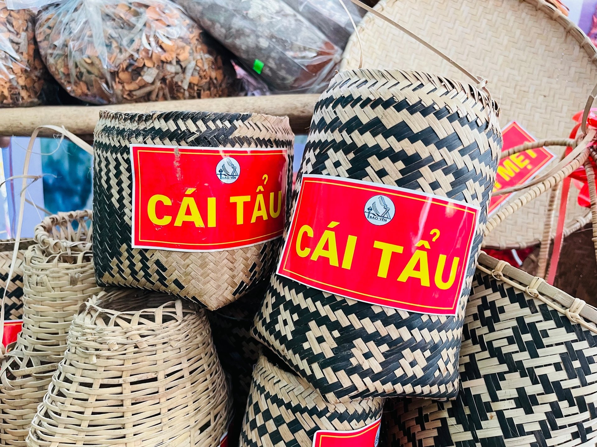 Vật dụng do bà con ở Nghĩa Đô đan từ cây giang. Ảnh: H.Đ.