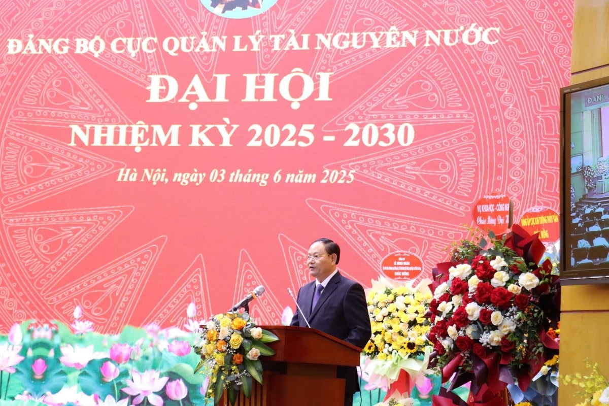 Thứ trưởng Lê Minh Ngân đánh giá, nhiệm kỳ qua, Đảng bộ Cục Quản lý tài nguyên nước đã thực hiện xuất sắc các nhiệm vụ chính trị, trong đó, dấu ấn đặc biệt là việc xây dựng, hoàn thiện, trình cấp có thẩm quyền ban hành Luật Tài nguyên nước 2023 và các văn bản hướng dẫn thi hành. Ảnh: Nguyễn Thủy. Thứ trưởng Lê Minh Ngân đánh giá, nhiệm kỳ qua, Đảng bộ Cục Quản lý tài nguyên nước đã thực hiện xuất sắc các nhiệm vụ chính trị, trong đó, dấu ấn đặc biệt là việc xây dựng, hoàn thiện, trình cấp có thẩm quyền ban hành Luật Tài nguyên nước 2023 và các văn bản hướng dẫn thi hành. Ảnh: Nguyễn Thủy.