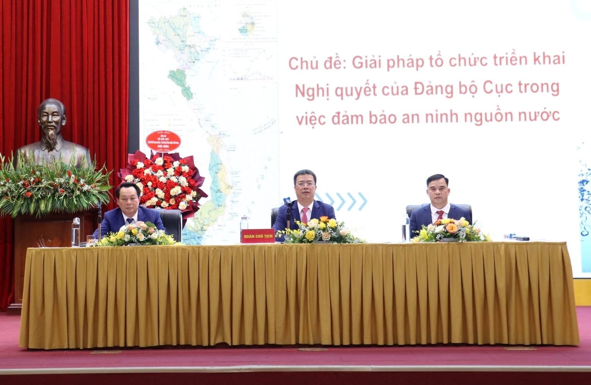 Đoàn Chủ tịch điều hành Đại hội Đảng bộ Cục Quản lý tài nguyên nước, nhiệm kỳ 2025-2030. Ảnh: Nguyễn Thủy. Đoàn Chủ tịch điều hành Đại hội Đảng bộ Cục Quản lý tài nguyên nước, nhiệm kỳ 2025-2030. Ảnh: Nguyễn Thủy.