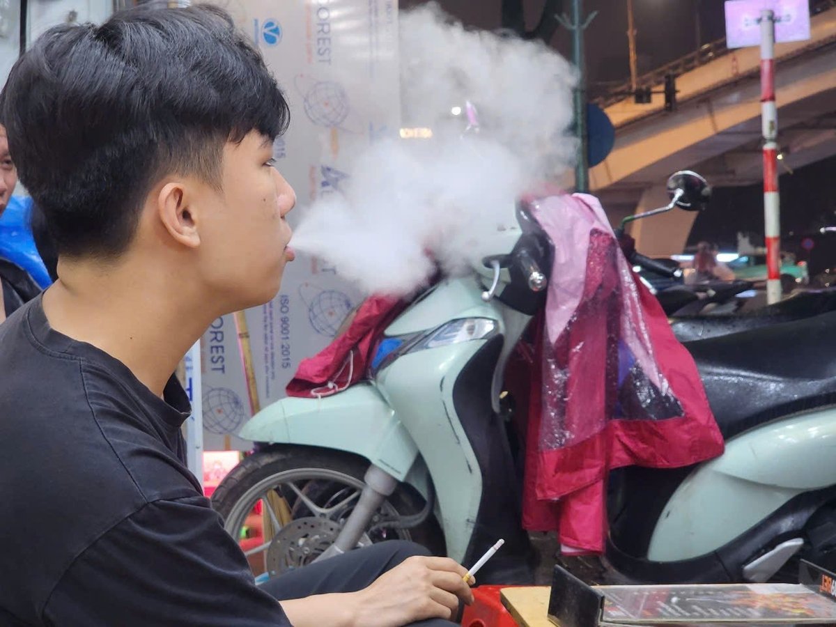 Việc sử dụng các sản phẩm thuốc lá mới như thuốc lá điện tử đang gia tăng nhanh chóng, đặc biệt trong giới trẻ. Ảnh: Hoàng Hiền. Việc sử dụng các sản phẩm thuốc lá mới như thuốc lá điện tử đang gia tăng nhanh chóng, đặc biệt trong giới trẻ. Ảnh: Hoàng Hiền.