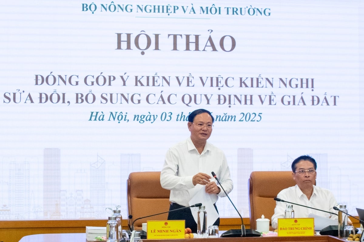Thứ trưởng Lê Minh Ngân và Cục trưởng Cục Quản lý đất đai Đào Trung Chính chủ trì Hội thảo đóng góp ý kiến về việc kiến nghị sửa đổi, bổ sung các quy định về giá đất. Ảnh Trường Giang. Thứ trưởng Lê Minh Ngân và Cục trưởng Cục Quản lý đất đai Đào Trung Chính chủ trì Hội thảo đóng góp ý kiến về việc kiến nghị sửa đổi, bổ sung các quy định về giá đất. Ảnh Trường Giang.