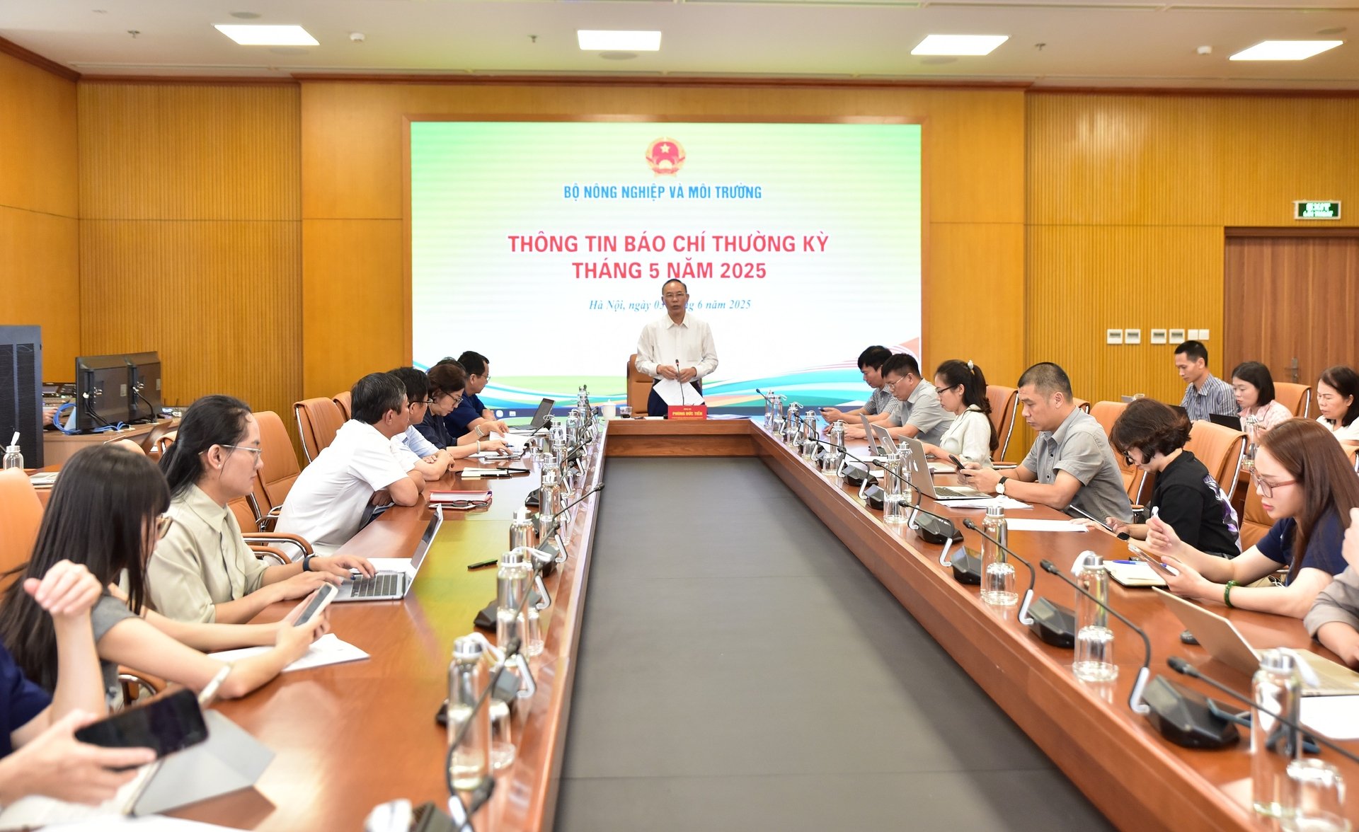 Thứ trưởng Bộ NN-MT Phùng Đức Tiến chủ trì cuộc họp cập nhật tình hình sản xuất, xuất nhập khẩu thường kỳ tháng 5/2025. Ảnh: Kiều Chi. Thứ trưởng Bộ NN-MT Phùng Đức Tiến chủ trì cuộc họp cập nhật tình hình sản xuất, xuất nhập khẩu thường kỳ tháng 5/2025. Ảnh: Kiều Chi.