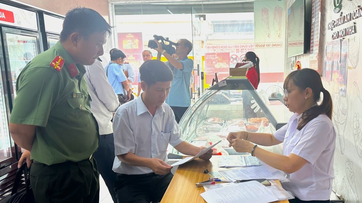 Trong hai ngày 30 - 31/5, đoàn kiểm tra liên ngành tỉnh Sóc Trăng đã kiểm tra toàn bộ 4 địa điểm kinh doanh của C.P Việt Nam trên địa bàn. Ảnh: Kim Anh.