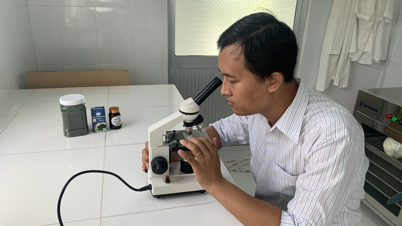 Anh Tài đang nghiên cứu phát triển sản phẩm mới từ tảo. Ảnh: Hồ Thảo. Anh Tài đang nghiên cứu phát triển sản phẩm mới từ tảo. Ảnh: Hồ Thảo.