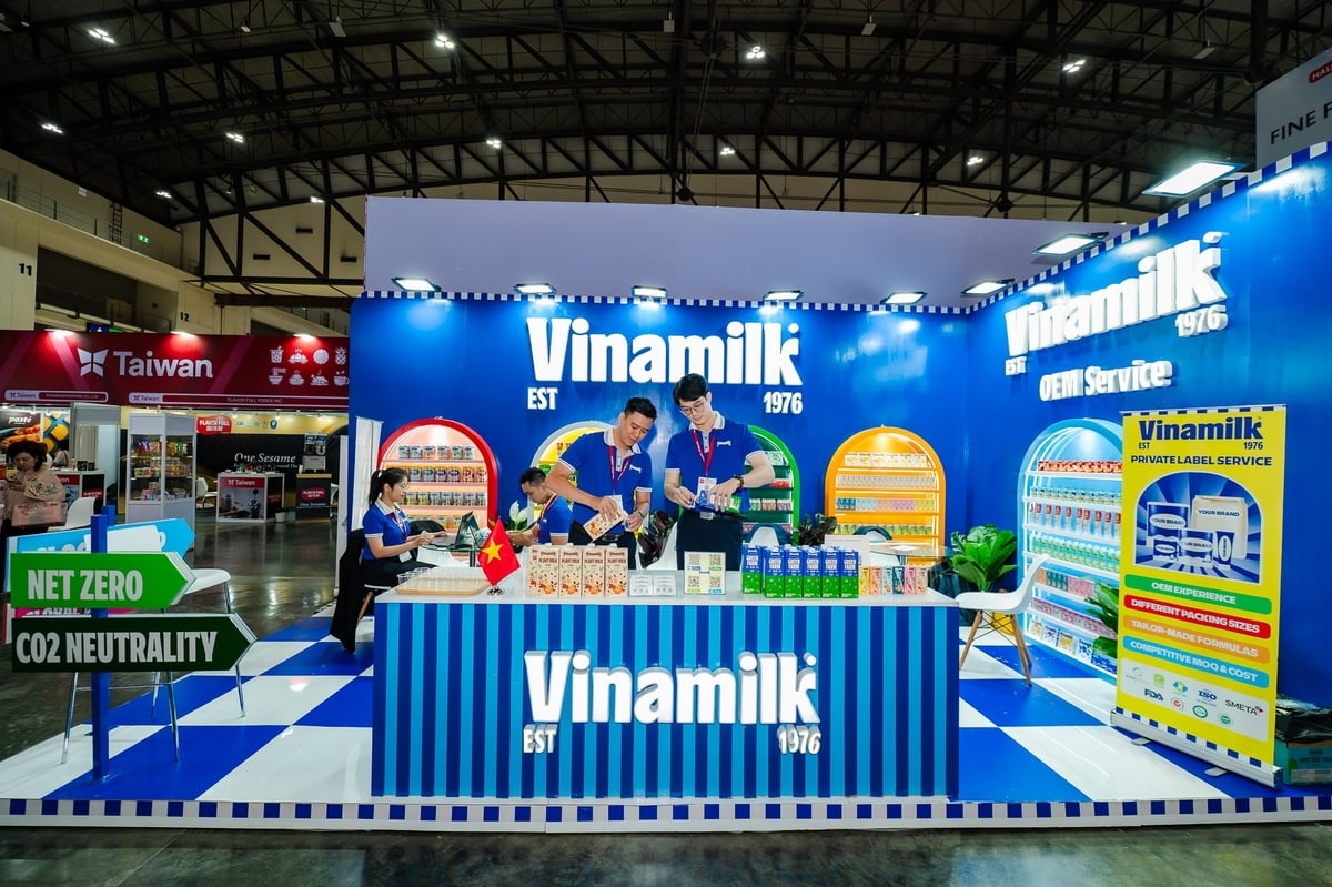 Gian trưng bày Vinamilk hiện diện ấn tượng tại ThaiFex 2025 và thu hút sự quan tâm của nhiều khách tham quan. Ảnh: Phương Uyên.