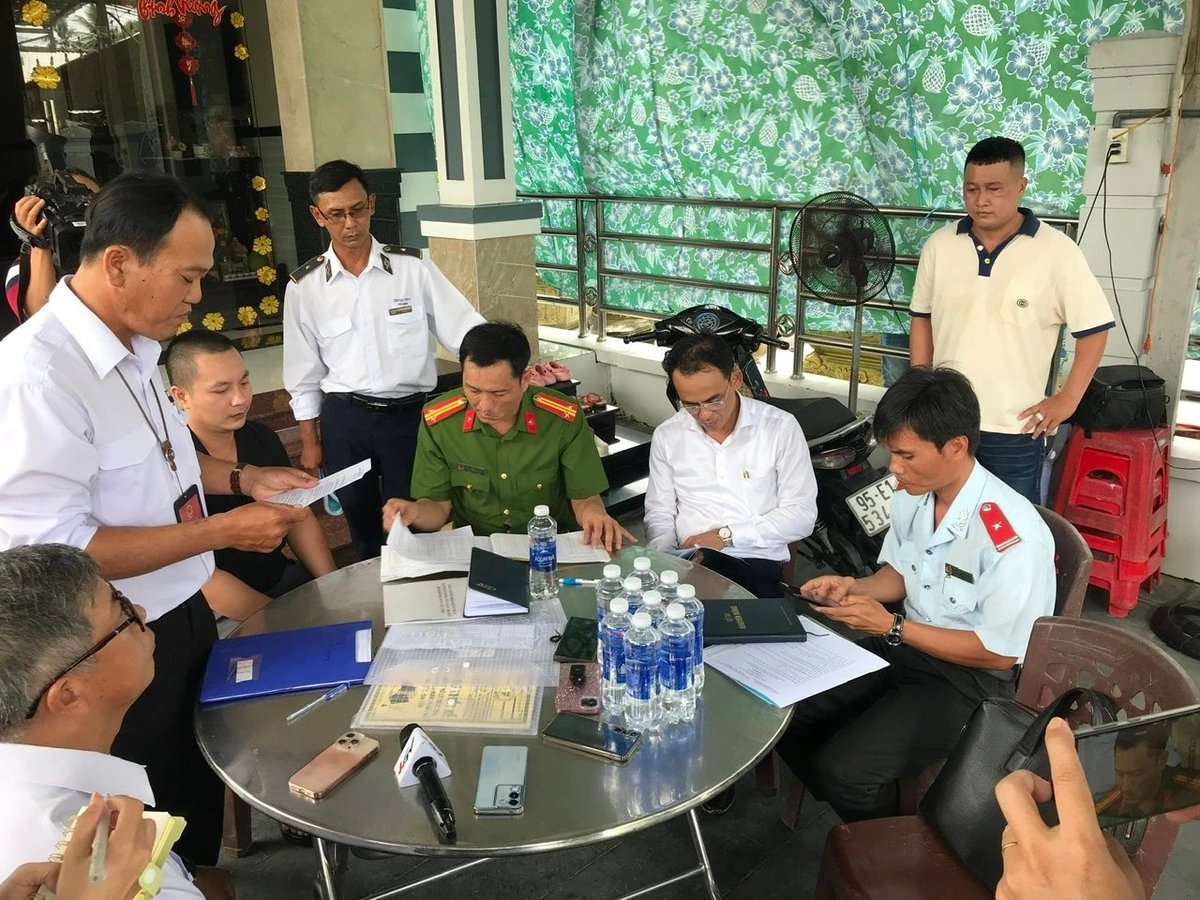 Đoàn kiểm tra của Sở NN-MT Hậu Giang làm việc với cơ sở giết mổ gia công thịt heo cho Công ty C.P. Ảnh: Báo Thanh niên. Đoàn kiểm tra của Sở NN-MT Hậu Giang làm việc với cơ sở giết mổ gia công thịt heo cho Công ty C.P. Ảnh: Báo Thanh niên.