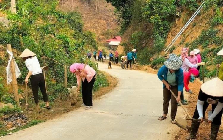 Người dân trên địa bàn huyện dọn dẹp đường làng ngõ xóm sạch đẹp. Ảnh: Hoàng Châu. Người dân trên địa bàn huyện dọn dẹp đường làng ngõ xóm sạch đẹp. Ảnh: Hoàng Châu.