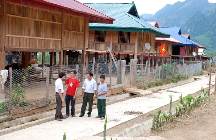Đường giao thông thôn, bản được bê tông hóa giúp đi lại thuận tiện, góp phần nâng cao đời sống người dân. Ảnh: Hoàng Châu. Đường giao thông thôn, bản được bê tông hóa giúp đi lại thuận tiện, góp phần nâng cao đời sống người dân. Ảnh: Hoàng Châu.