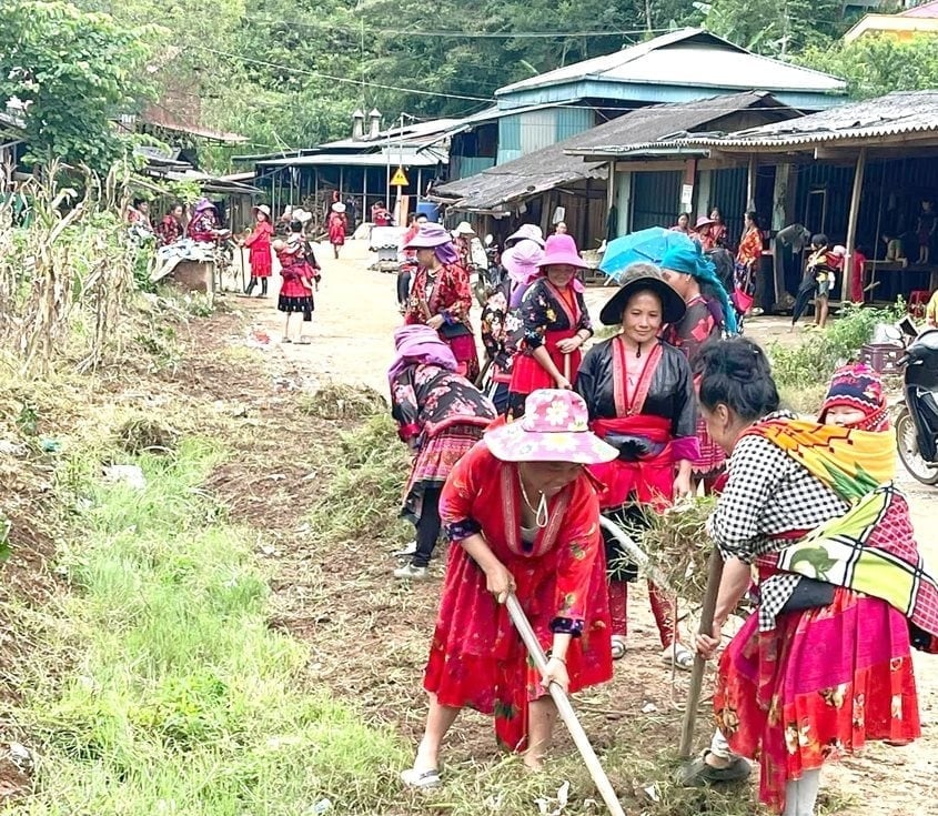 Hội viên phụ nữ chung tay làm con đường hoa. Ảnh: Trần Hương. Hội viên phụ nữ chung tay làm con đường hoa. Ảnh: Trần Hương.