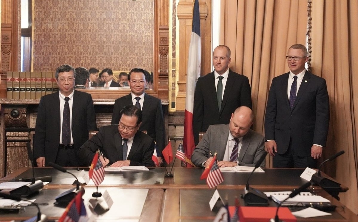 Lãnh đạo Bộ Nông nghiệp và Môi trường Việt Nam và Bộ Nông nghiệp bang Iowa chứng kiến lễ ký kết Bản ghi nhớ hợp tác thương mại nông lâm thủy sản. Ảnh: Đoàn đàm phán.