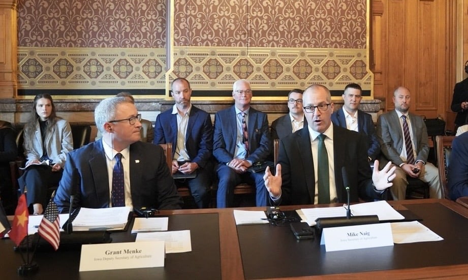 Ông Mike Naig, Bộ trưởng Nông nghiệp bang Iowa (hàng trước, bên phải) phát biểu tại hội đàm. Ảnh: Đoàn đàm phán.