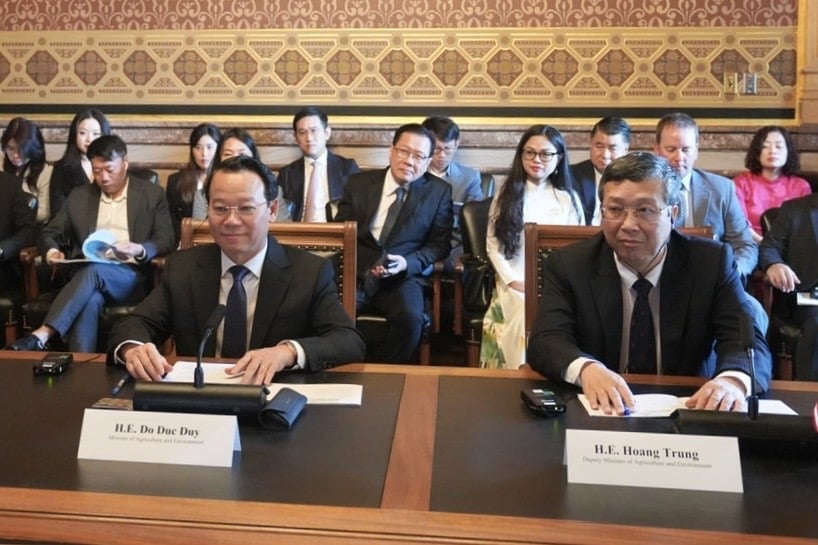 Bộ trưởng Đỗ Đức Duy và Thứ trưởng Hoàng Trung tại buổi làm việc giữa Bộ Nông nghiệp và Môi trường với Bộ Nông nghiệp bang Iowa. Ảnh: Đoàn đàm phán.