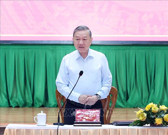 Tổng Bí thư Tô Lâm tin rằng Vĩnh Long (mới) sẽ sớm trở thành một cực tăng trưởng năng động, bền vững, giàu bản sắc và thực sự vì nhân dân. Ảnh: TTXVN. Tổng Bí thư Tô Lâm tin rằng Vĩnh Long (mới) sẽ sớm trở thành một cực tăng trưởng năng động, bền vững, giàu bản sắc và thực sự vì nhân dân. Ảnh: TTXVN.