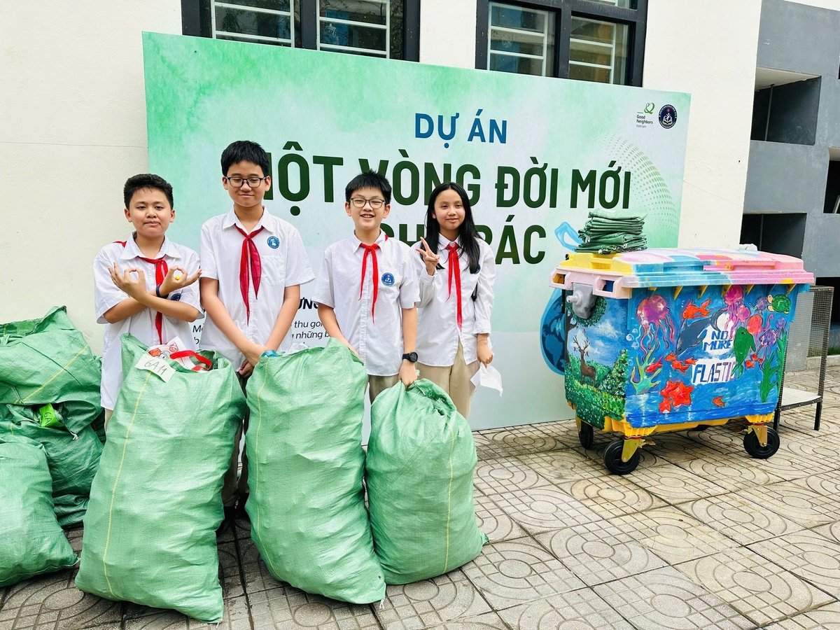Các hoạt động thu gom, phân loại rác được các em học sinh tích cực hưởng ứng. Ảnh: GNI.