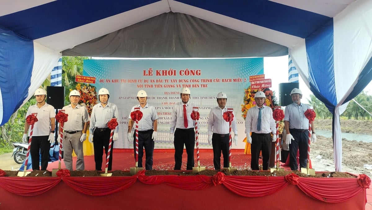 Chủ đầu tư cùng với đơn vị thi công thực hiện nghi thức khởi công dự án Khu tái định cư dự án cầu Rạch Miễu 2. Ảnh: Minh Đảm. Chủ đầu tư cùng với đơn vị thi công thực hiện nghi thức khởi công dự án Khu tái định cư dự án cầu Rạch Miễu 2. Ảnh: Minh Đảm.