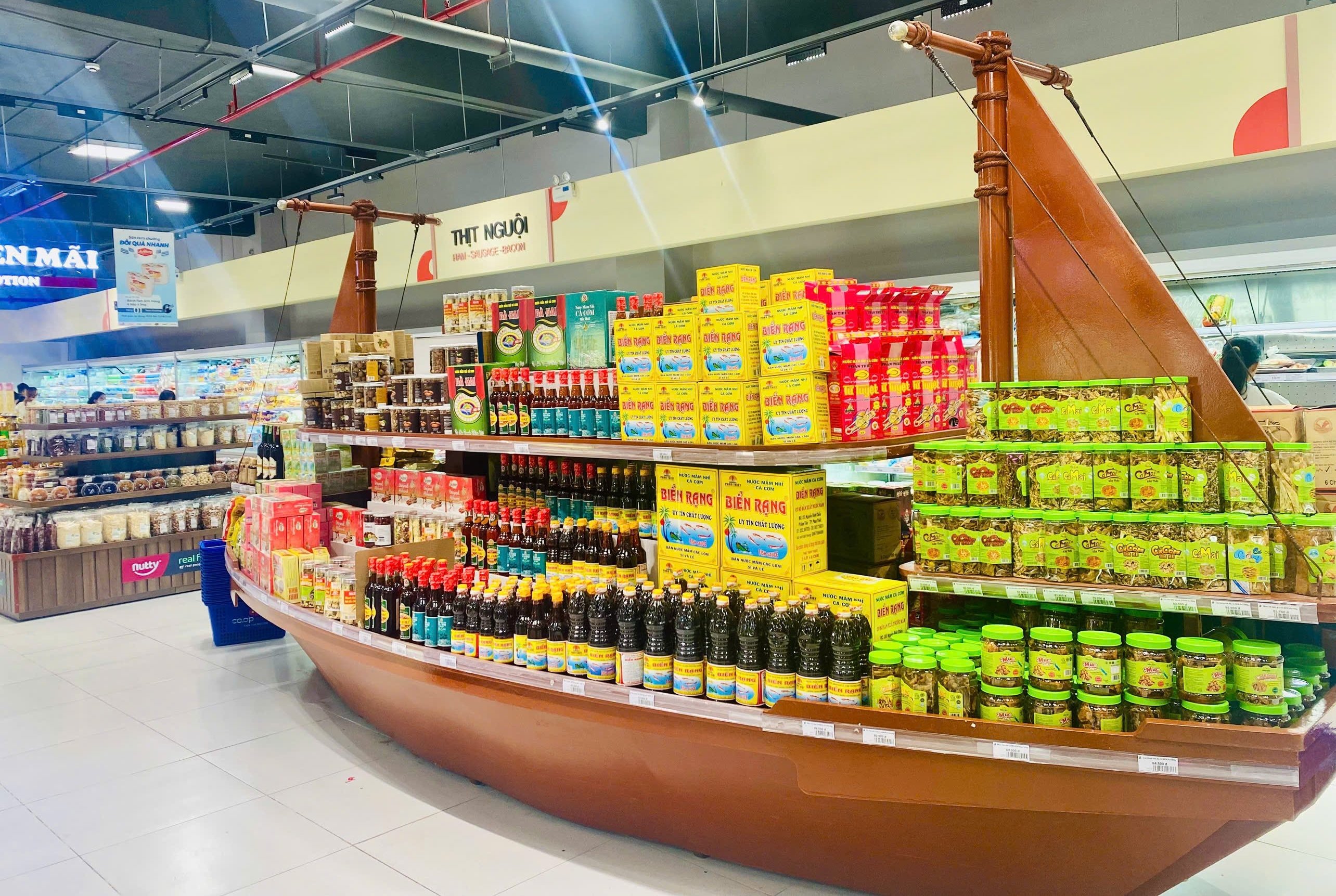 Nhiều sản phẩm OCOP của tỉnh Bình Thuận đã được kết nối đưa vào siêu thị. Ảnh: HB. Nhiều sản phẩm OCOP của tỉnh Bình Thuận đã được kết nối đưa vào siêu thị. Ảnh: HB.