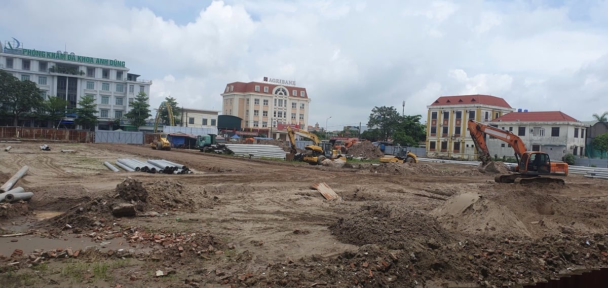 Tập đoàn Phú Thành chưa xây dựng xong hạ tầng, nhưng đã rao bán rầm rộ 41 căn liền kề . Ảnh: Sơn Dũng. Tập đoàn Phú Thành chưa xây dựng xong hạ tầng, nhưng đã rao bán rầm rộ 41 căn liền kề . Ảnh: Sơn Dũng.