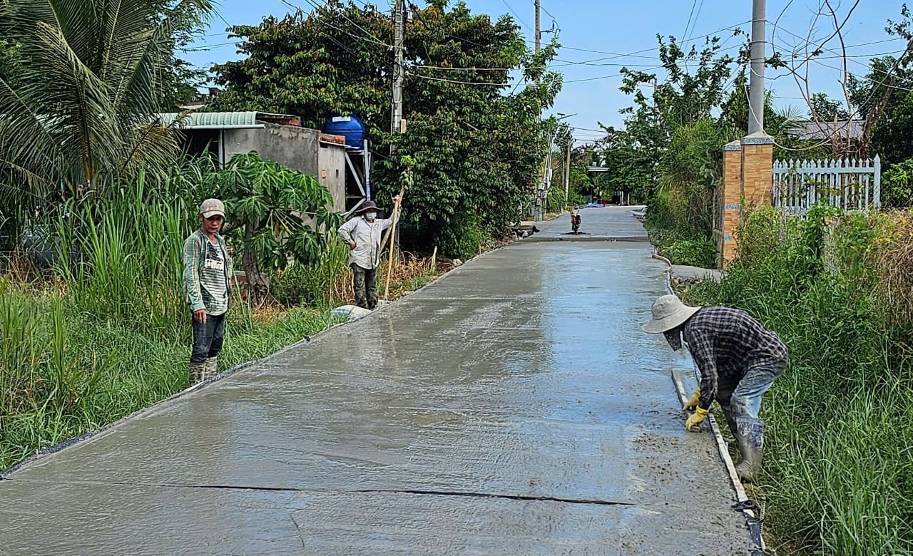 Người dân hiến đất, tiền của để cùng chính quyền xây dựng nông thôn mới. Ảnh: ĐB. Người dân hiến đất, tiền của để cùng chính quyền xây dựng nông thôn mới. Ảnh: ĐB.