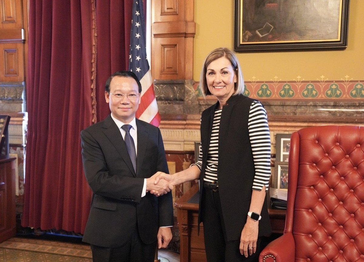 Bà Kim Reynolds, Thống đốc bang Iowa đón tiếp Bộ trưởng Đỗ Đức Duy. Ảnh: Đoàn đàm phán. Bà Kim Reynolds, Thống đốc bang Iowa đón tiếp Bộ trưởng Đỗ Đức Duy. Ảnh: Đoàn đàm phán.