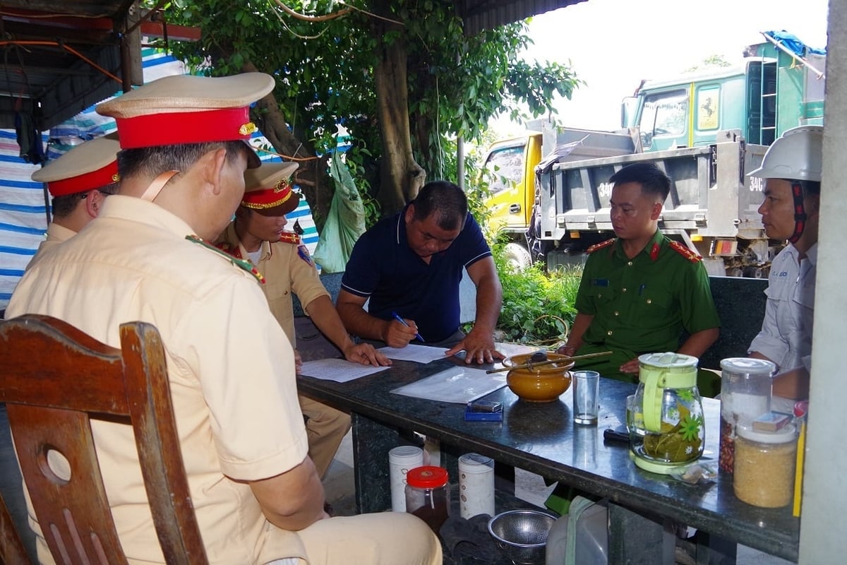 Cảnh sát giao thông tổ chức cho anh Phạm Văn Quý, chủ tàu trú tại khu Ga, thị trấn Phú Thái, huyện Kim Thành ký cam kết tháo dỡ thiết bị hút cát trái phép trên tàu và chấp hành nghiêm pháp luật giao thông đường thủy. Ảnh: Công an tỉnh Hải Dương. Cảnh sát giao thông tổ chức cho anh Phạm Văn Quý, chủ tàu trú tại khu Ga, thị trấn Phú Thái, huyện Kim Thành ký cam kết tháo dỡ thiết bị hút cát trái phép trên tàu và chấp hành nghiêm pháp luật giao thông đường thủy. Ảnh: Công an tỉnh Hải Dương.
