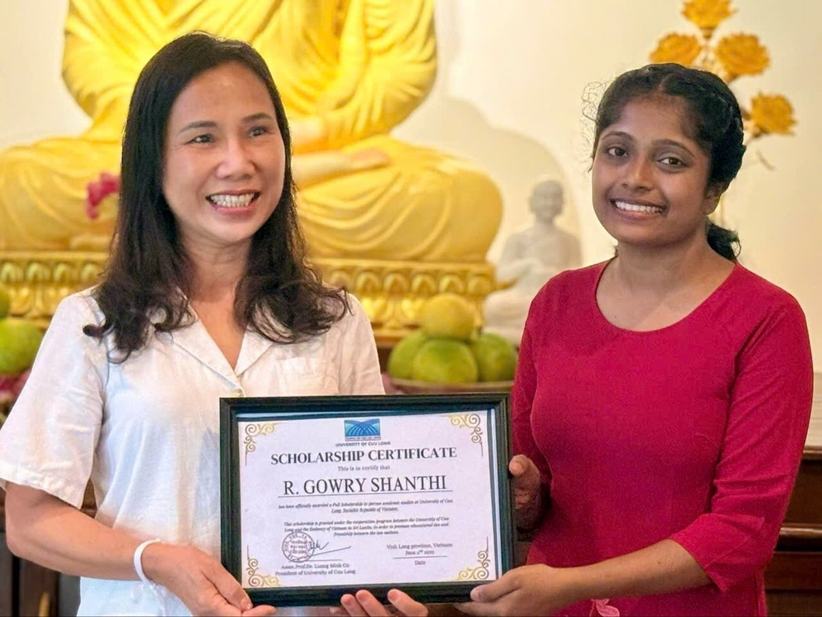 Đại sứ quán Việt Nam tại Sri Lanka trao học bổng của Trường Đại học Cửu Long cho sinh viên nước bạn. Đại sứ quán Việt Nam tại Sri Lanka trao học bổng của Trường Đại học Cửu Long cho sinh viên nước bạn.