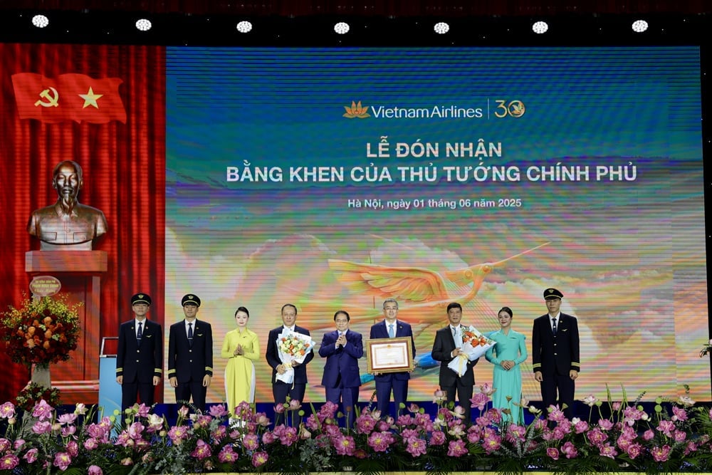 Thủ tướng Phạm Minh Chính trao Bằng khen của Thủ tướng Chính phủ cho Tổng công ty Hàng không Việt Nam. Ảnh: Vietnam Airlines. Thủ tướng Phạm Minh Chính trao Bằng khen của Thủ tướng Chính phủ cho Tổng công ty Hàng không Việt Nam. Ảnh: Vietnam Airlines.